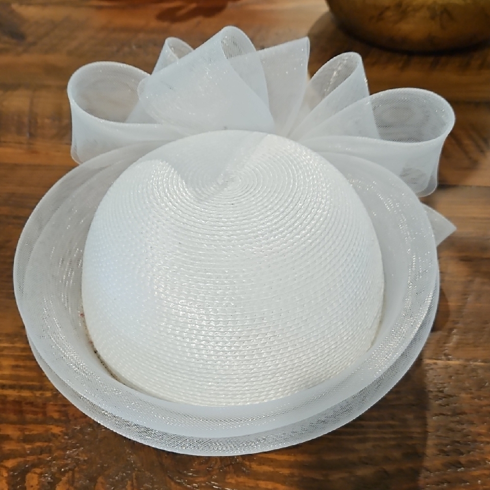 BEAUTIFUL VINTAGE DEBORAH WHITE HAT WITH  PEARLS AND BEADS